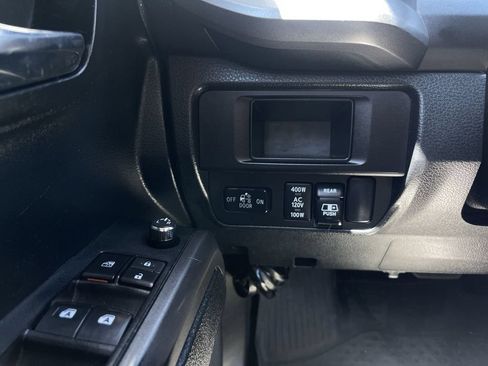 Used 2017 Toyota Tacoma TRD Off-Road AWD/4WD image 18