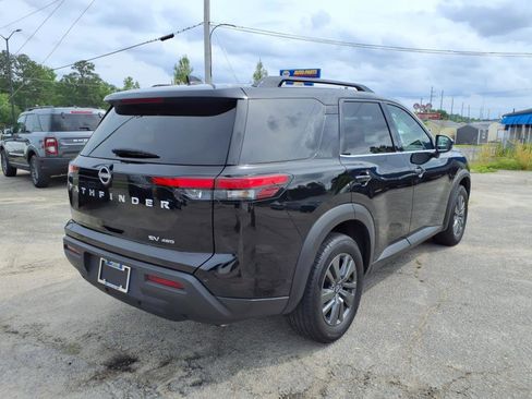 Used 2024 Nissan Pathfinder SV image 3