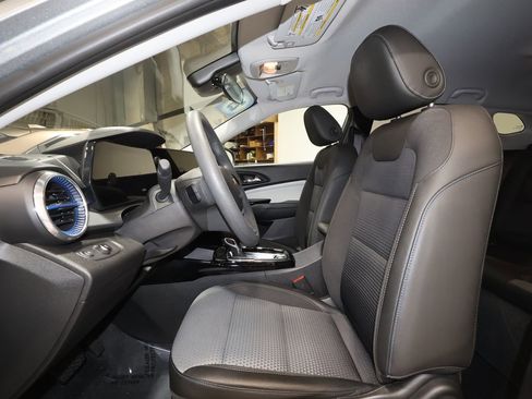 Certified 2025 Chevrolet Trax LT image 22