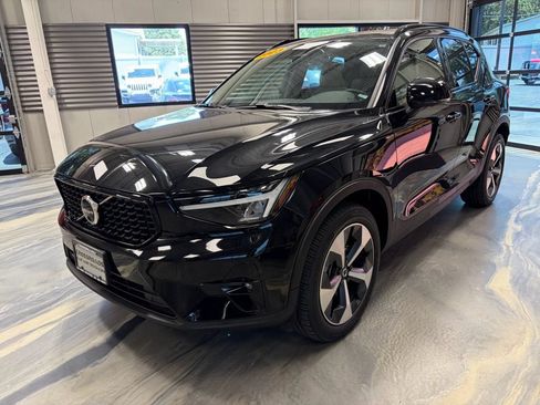 Used 2023 Volvo XC40 B5 Plus w/ Driver Assist Package AWD/4WD image 3