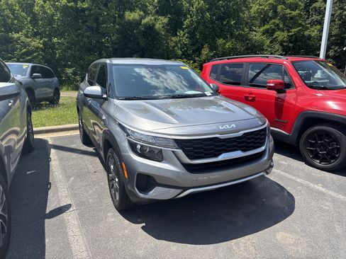 Used 2023 Kia Seltos LX AWD/4WD image 3