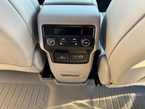 Used 2022 GMC Acadia SLT w/ Preferred Package image 17