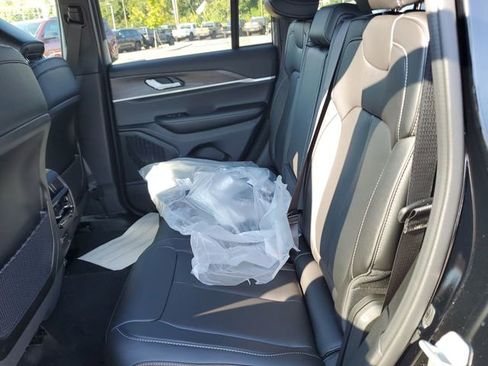 New 2025 Jeep Grand Cherokee Limited w/ Black Appearance Package image 16
