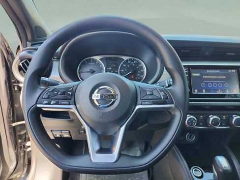 Used 2019 Nissan Kicks S image 9