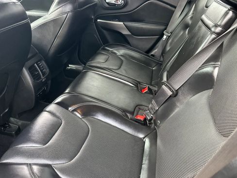 Used 2019 Jeep Cherokee Limited w/ Technology Group AWD/4WD image 5