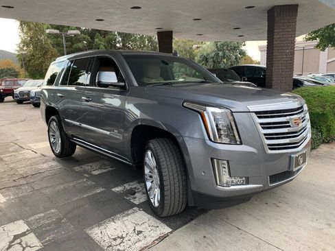Used 2018 Cadillac Escalade Platinum RWD image 2
