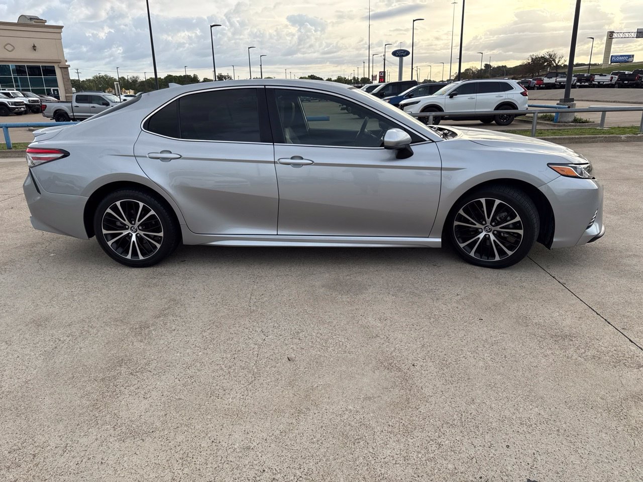 Used 2019 Toyota Camry SE FWD image 17
