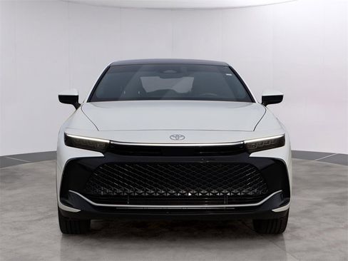 Used 2023 Toyota Crown Platinum image 2