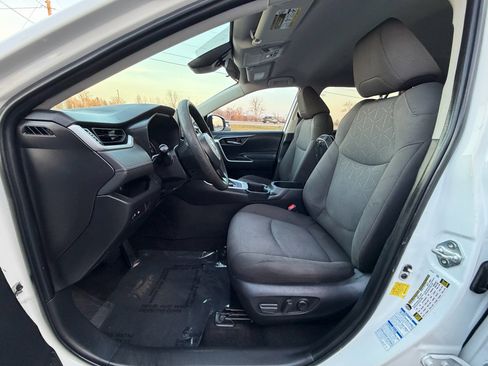 Used 2022 Toyota RAV4 XLE image 9