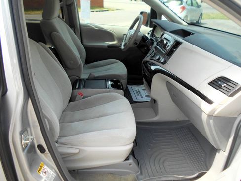 Used 2011 Toyota Sienna LE w/ Towing Pkg FWD image 21