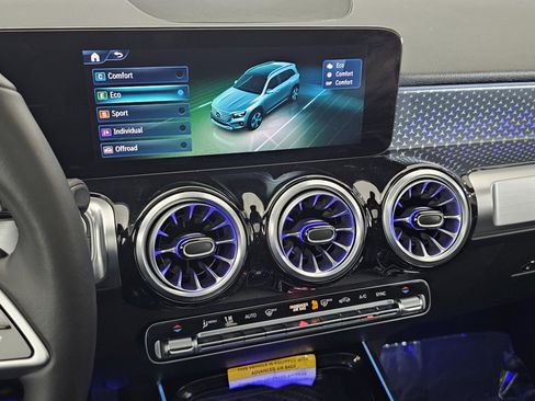 Certified 2025 Mercedes-Benz GLB 250 4MATIC image 37