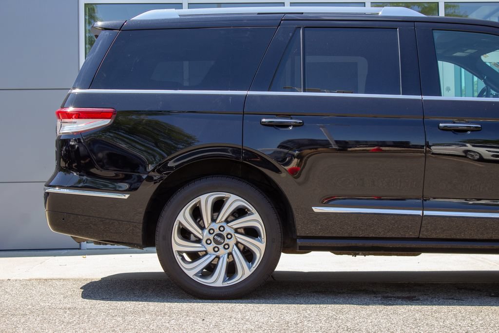 Used 2024 Lincoln Navigator Reserve AWD/4WD image 6
