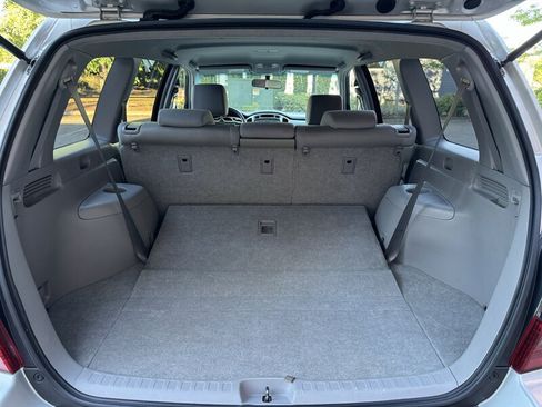 Used 2005 Toyota Highlander 4WD V6 w/ 3rd Row image 18