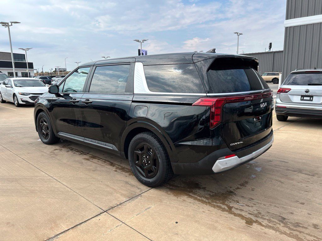 Used 2025 Kia Carnival FWD image 2