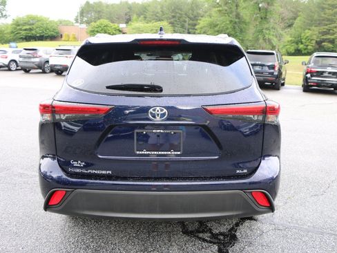 Used 2023 Toyota Highlander XLE FWD image 4