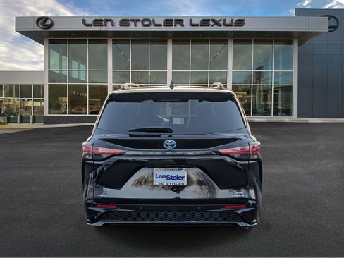 Used 2024 Toyota Sienna XSE w/ XSE Plus Package image 4