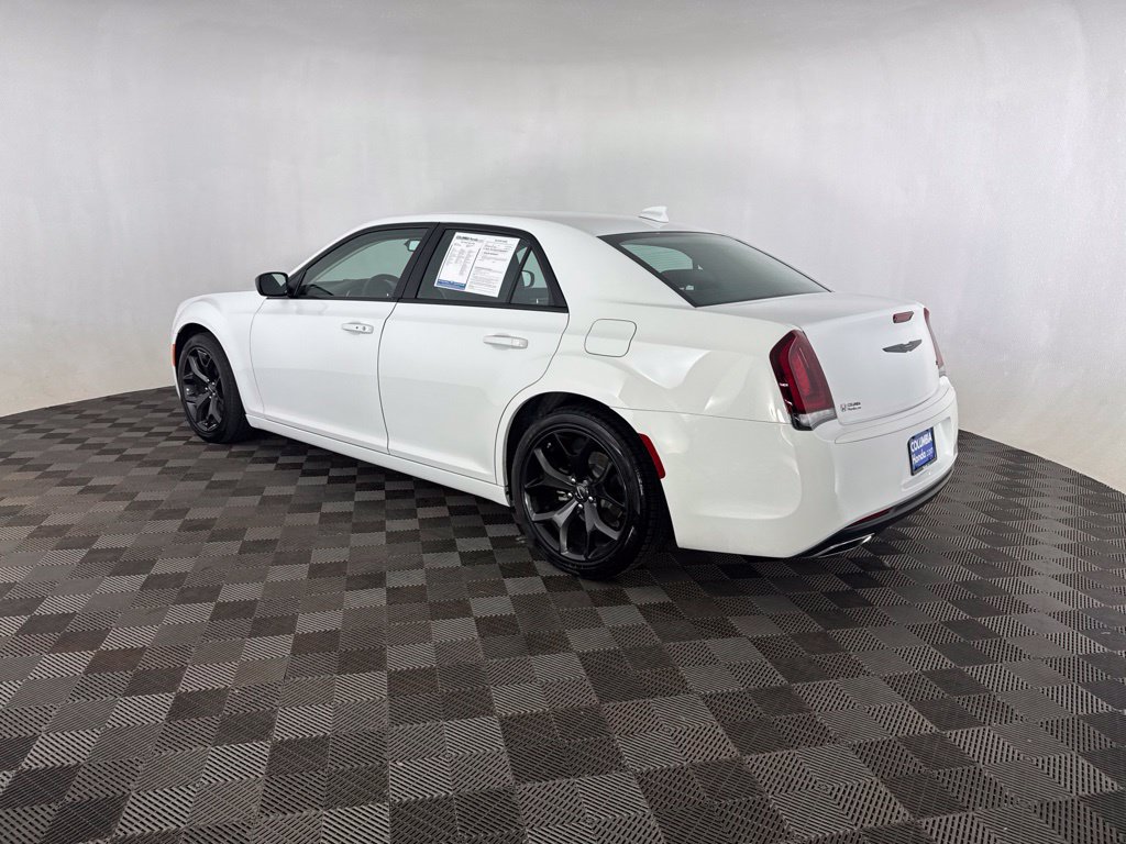 Used 2022 Chrysler 300 Touring w/ Sport Appearance Package RWD image 7