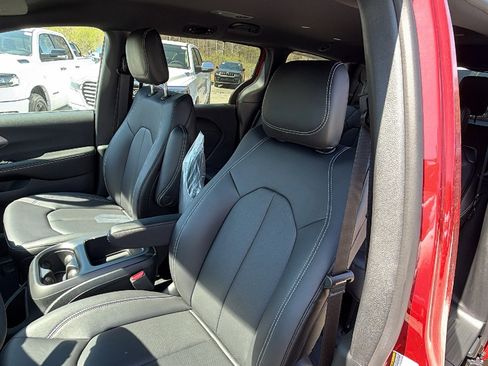 New 2026 Chrysler Pacifica Select FWD image 17