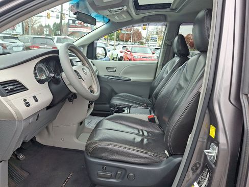Used 2011 Toyota Sienna SE image 14