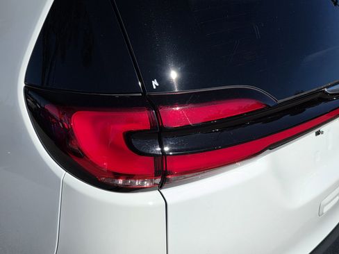 Used 2022 Chrysler Pacifica Limited image 8