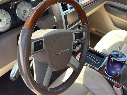 Used 2009 Chrysler 300 C RWD image 10