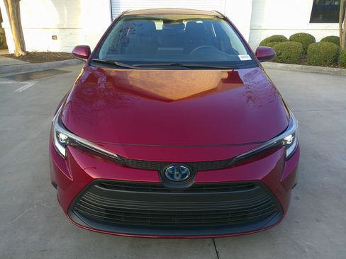 Used 2023 Toyota Corolla LE image 3
