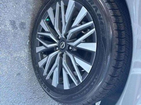 Used 2024 Nissan Altima 2.5 SV FWD image 12