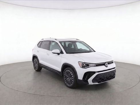 Used 2025 Volkswagen Taos SE FWD image 1