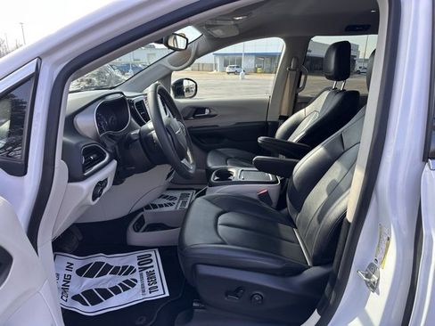 Used 2024 Chrysler Pacifica Touring-L image 10