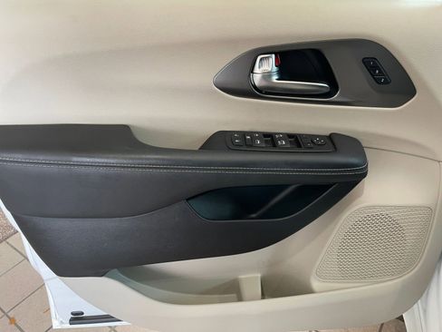 Used 2024 Chrysler Pacifica Touring-L image 18