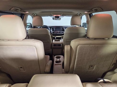 Used 2019 Toyota Highlander XLE FWD image 30