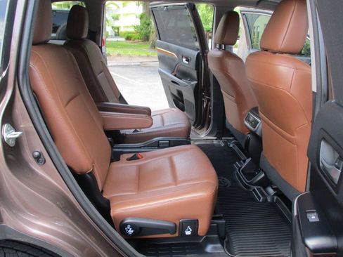 Used 2018 Toyota Highlander Limited FWD image 32