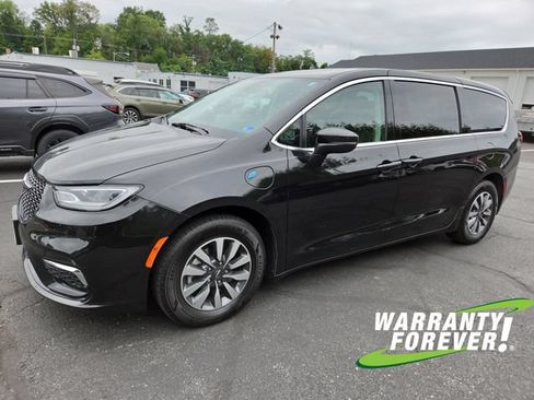Used 2023 Chrysler Pacifica Touring-L FWD image 3