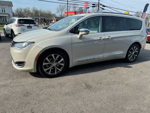 Used 2017 Chrysler Pacifica Limited image 6