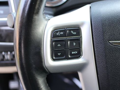 Used 2016 Chrysler Town & Country Touring FWD image 18