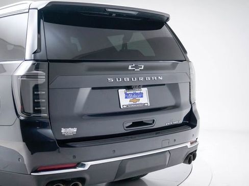 Used 2025 Chevrolet Suburban Premier image 4