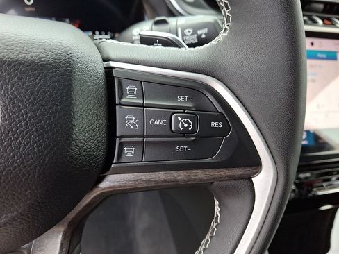 Used 2023 Jeep Grand Cherokee Limited AWD/4WD image 23