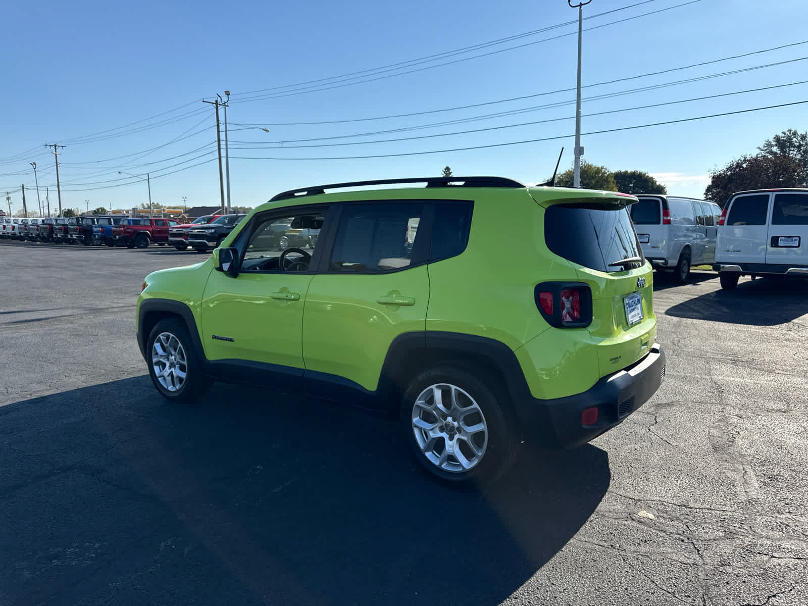 Used 2018 Jeep Renegade Latitude w/ Cold Weather Group FWD image 3