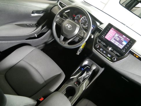 Used 2021 Toyota Corolla LE image 9
