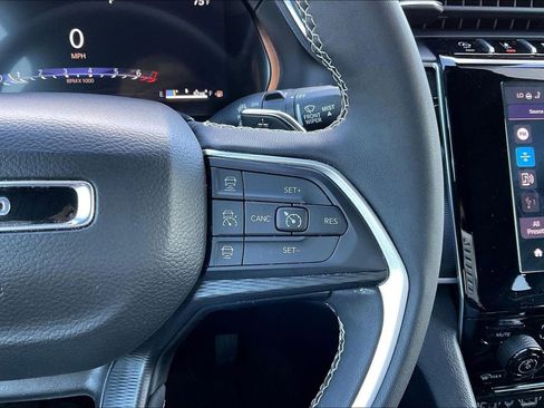 Used 2025 Jeep Grand Cherokee Altitude image 13