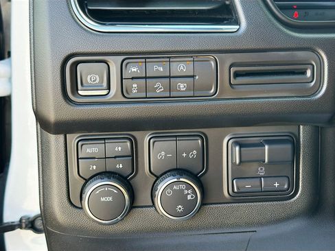 Used 2024 Chevrolet Suburban Z71 w/ Luxury Package image 39