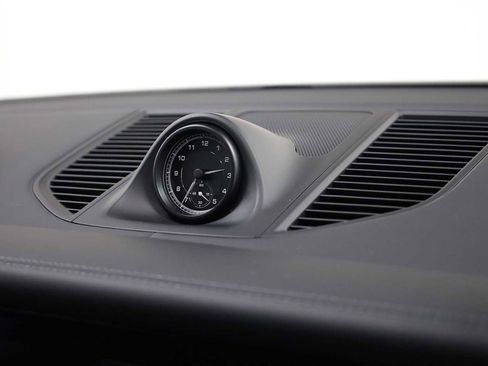 Certified 2025 Porsche Macan image 23