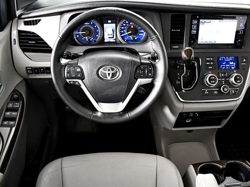 Used 2015 Toyota Sienna XLE image 18