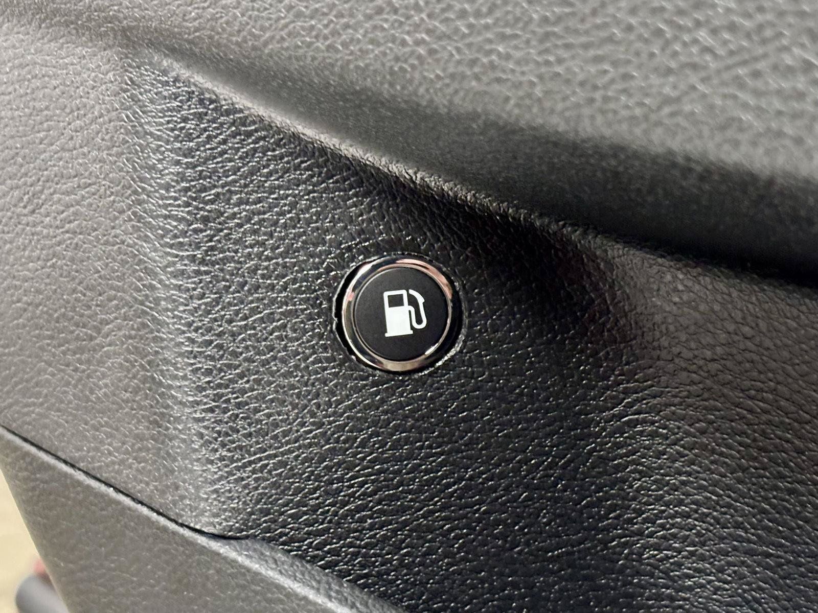 Used 2018 Dodge Charger R/T RWD image 12