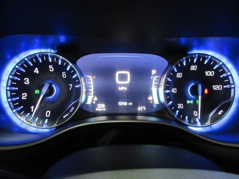 Used 2023 Chrysler Pacifica Touring-L FWD image 27