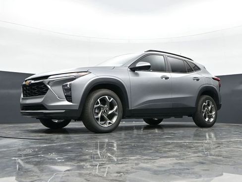 Used 2025 Chevrolet Trax LT FWD image 35
