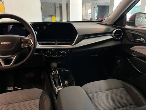 Used 2025 Chevrolet Trax LT w/ LT Convenience Package FWD image 34