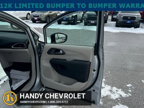 Used 2024 Chrysler Pacifica Touring-L image 54