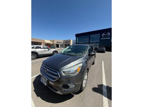 Used 2017 Ford Escape SE image 1