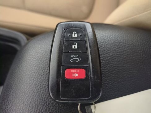 Used 2020 Toyota RAV4 XLE w/ Convenience Package FWD image 38
